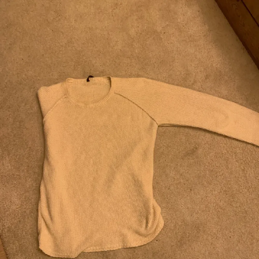 Säljer denna retro stickade nudie-tröjan, som är i riktigt bra skick! || storlek: M || färg: ben-vit || Hör gärna av dig vid frågor!. Stickat.
