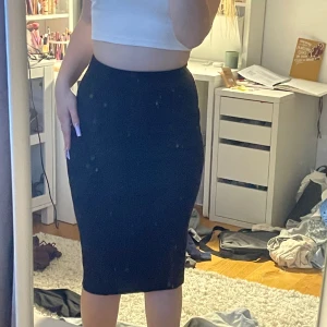 Ribbad långkjol  - Svart ribbad långkjol, tror den är från H&M, passar S. Köpare står för frakt 