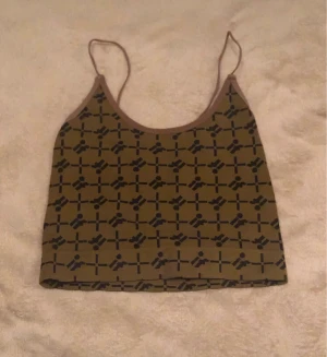 Ietsfrans topp - Crop top från urban outfitters. Bra, tjockt material och stretchig! 