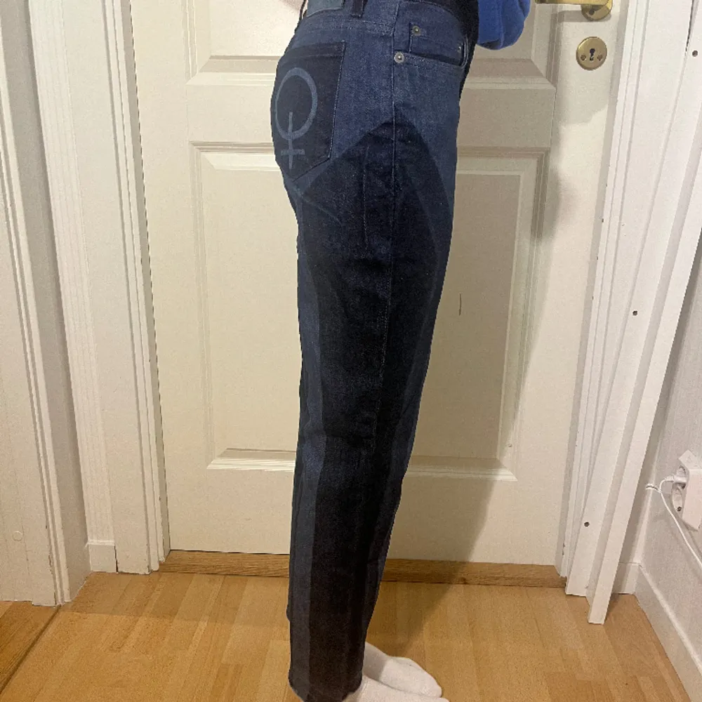Snygga lågmidjade jeans från Naim Josefi. Ungsorubgspris 2000, vårat pris 400. Modellen är 171 cm lång. . Farkut & Housut.