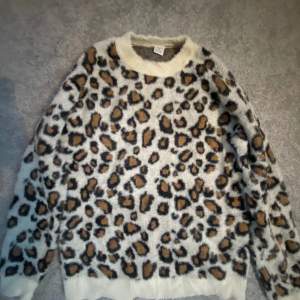 Stickad fluffig leopard-mönstrad tröja i storlek 164cm (XS/S)!