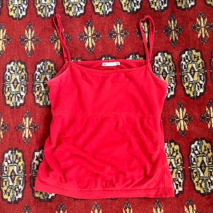 Rött linne - Ett gulligt rött linne från märket att. Är storlek M men passar även en S!