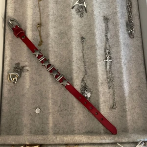 Rött armband! ❤️ - Super snyggt rött armband med stjärnor! ❤️ Aldrig använt ❤️