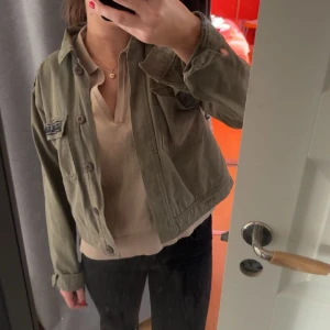 Vårjacka - Grön jacka från pull&bear perfekt till våren
