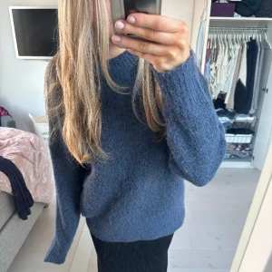 stickad tröja lager 157! - superskön mörkblå stickad från lager 157! storlek s men lite mer oversized, perfekt till sommarkvällar eller till vardags😇🙏🏻
