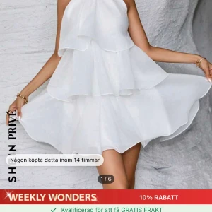 Oanvänd student klänning  - Har endast testat klänningen men insåg att den inte passade mig så säljer nu vidare den 