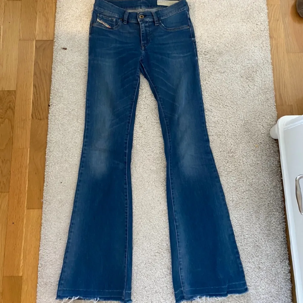 Trendiga flare/bootcut jeans som dessutom är low waist. Midjemått 74cm, innerbensmått 76cm. Jeans & Byxor.