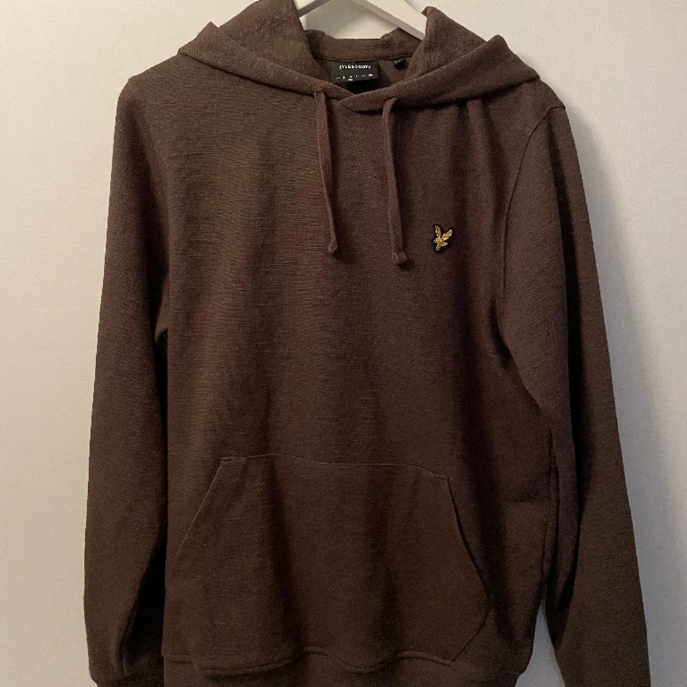 En brun lyle & scoot hoodie i storlek M. Helt oanvänd så skick 10/10. Bara att höra av sig vid frågor.. Hoodies.