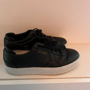 Arigato skor - Säljer mina fina arigato skor i skinn eftersom jag inte får användning av dem. Endast använd ett fåtal gånger .  💗 tillkommer dustbag