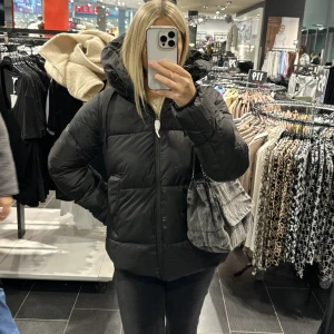 Trendig jacka - Säljer en jätte snygg vinter jacka som är väldigt trendig. Har knappt använt den och den köptes för ungefär 500 kr💓