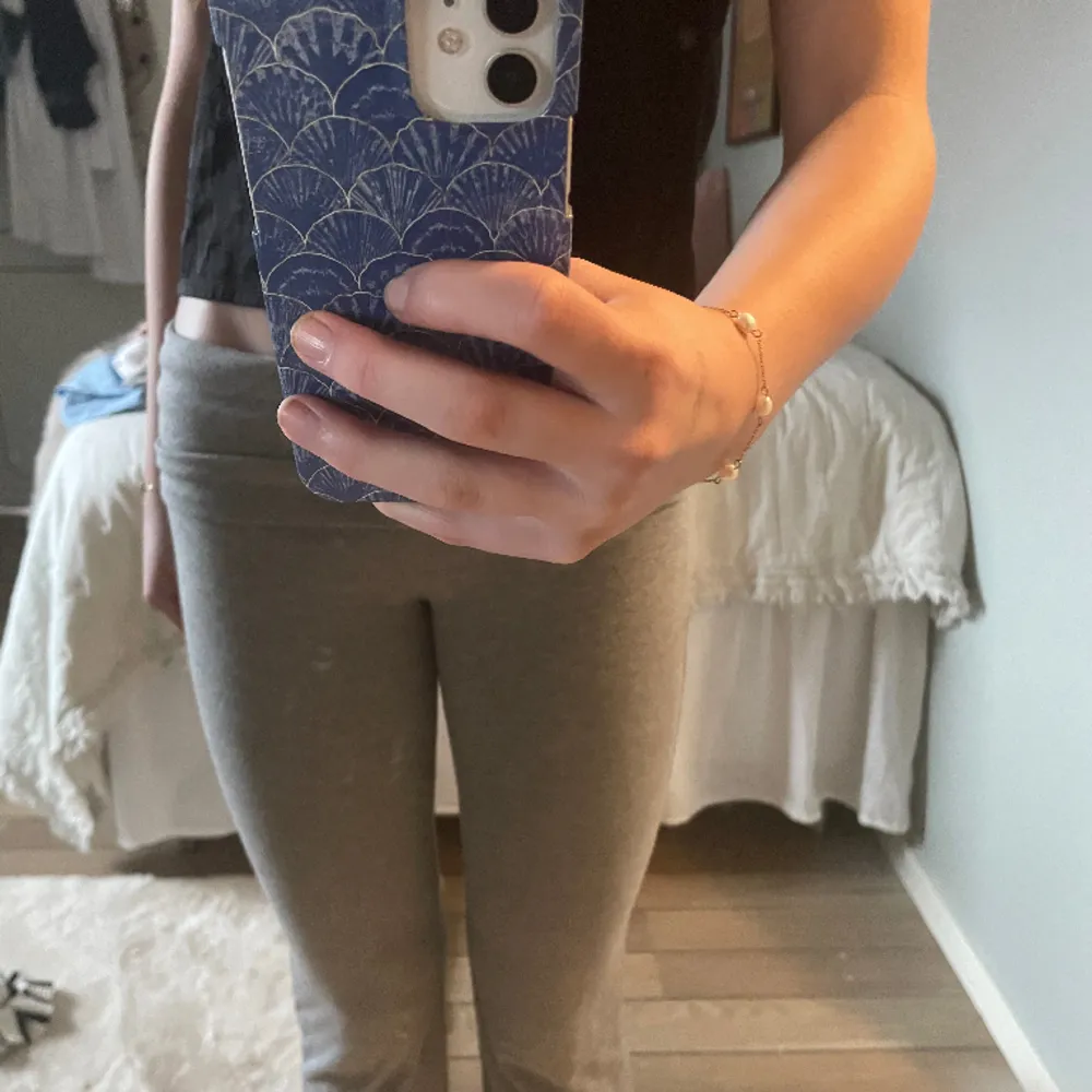 Superfina grå yoga pants från Gina som endast är använda 2 gånger men säljs då de är lite för korta för mig!!💘💘nypris: 200kr. Jeans & Byxor.
