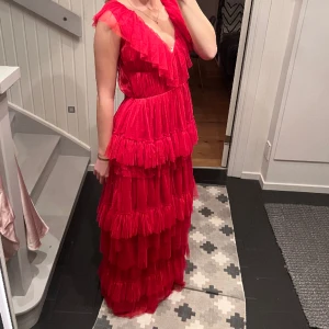 Lace & beads balklänning - Säljer en helt oanvänd supervacker balklänning med volanger eftersom den inte passade mig. Helt sprillans ny med lapparna kvar. ❤️❤️