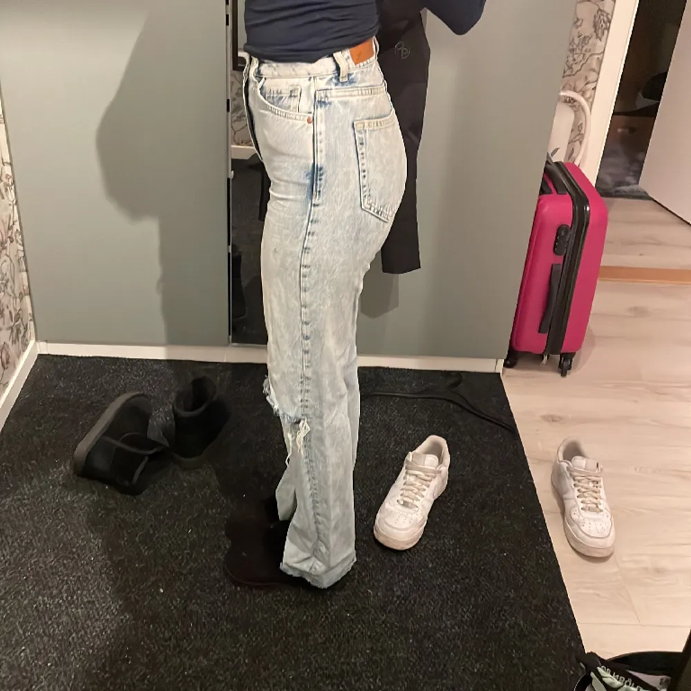 i fint skick, är 1,66 passar perfekt och bra längd!❤️orginalpris 800kr. Jeans & Byxor.