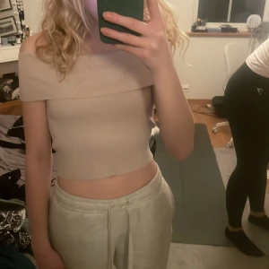 Off shoulder topp  - Jättesnygg beige topp, så skönt material. Från hm i storlek S men är stretchig så skulle säga att den passar xs-m🤍🤍