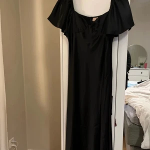 Svart långklänning med slits - Mycket bra skick, använd dtt fåtal gånger:)