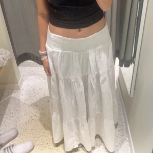 Vit långkjol - Aldrig använd, endast provad. Säljer då den inte kommit till någon användning. Den har även ett slit, som inte syns på bilden. Den är Perfekt till sommaren🥰