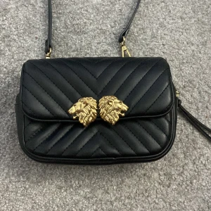 Axelremsväska - Från zara🤍 OBS! Dragkedja fungerar ej men den behövs inte då det finns en magnet som stänger väskan. Mått 20x15x6