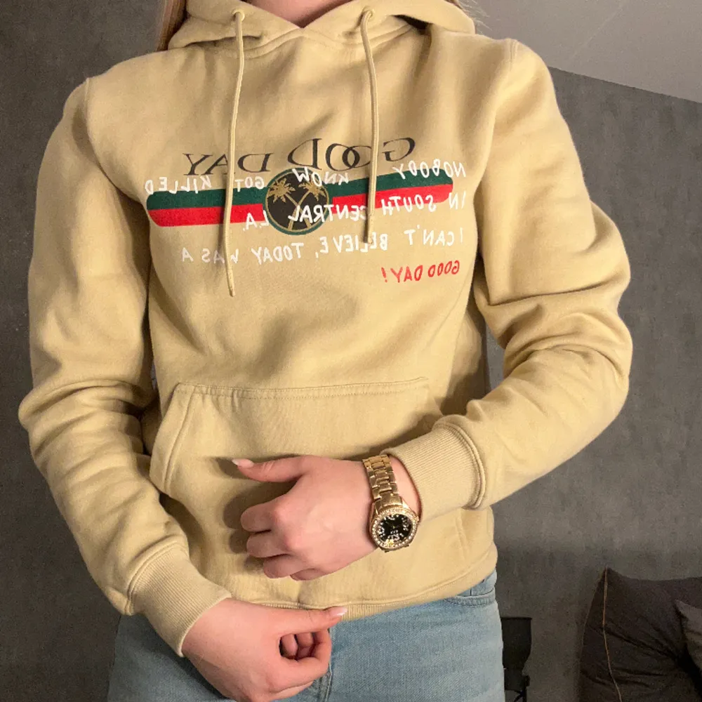 Good day hoodie i size M. Ny skick och samma på bilden fast med text. Värd runt 850 så säljer för 200kr då det är bra material och skick. Unisex så funkar för både kille och tjej🤗 Fodrad inuti så perfekt för året runt. Pris kan diskuteras . Hoodies.