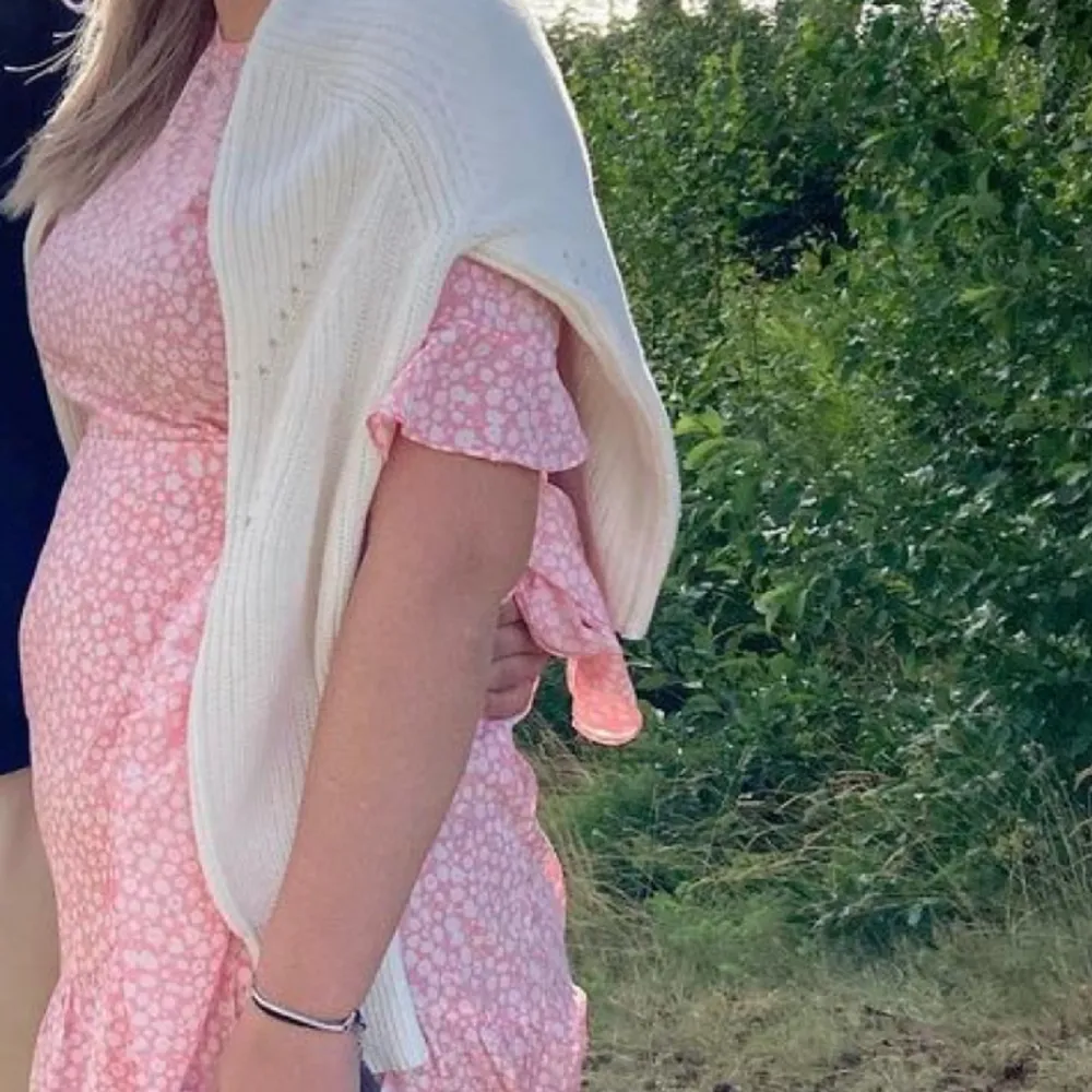Denna sommardrömmen kommer tyvärr inte till användning något mer❤️super fin omlottklänning med vit rosa blommönster❤️den har volang detaljer vid ärmarna och slutet på klänning❤️skriv gärna vid frågor eller fler bilder❤️. Mekot.