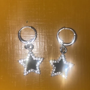 Gulliga örhängen  - Stjärn örhängen i bra skick pris kan diskuteras💗