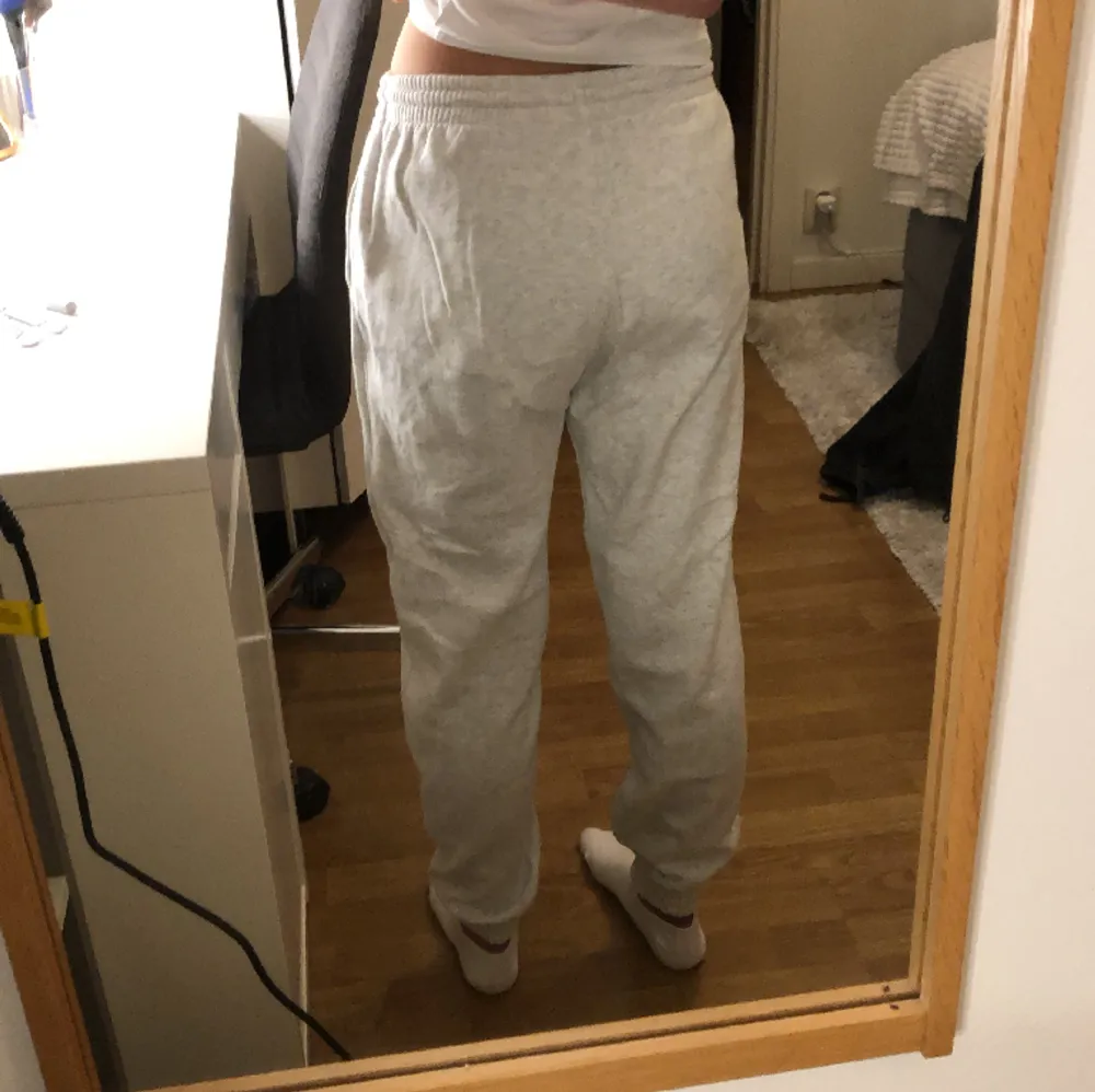 Säljer dessa ljusgråa mjukisbyxor från H&M Divided. Storlek xs. Bekväma och i bra skick! Säljs för 100 kr. Skriv om du vill se fler bilder! . Jeans & Byxor.