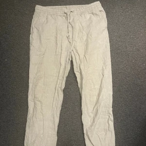 Beige Linnebyxor - Säljer mina fina linnebyxor då de tyvvär är för små. Fint skick och jättesköna! Står M men skulle säga att de är S. Skriv vid fler frågor!💗💗