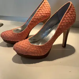 Laxfärgade/aprikosa Calvin Klein skor i storlek 38,5