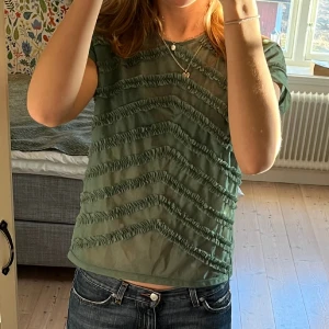 Grön blus från Acne - Grön blus/t-shirt från Acne i storlek S. Superfint skick. Använd gärna köp nu!