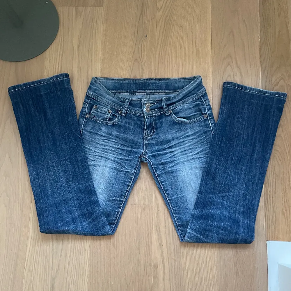 Superfina bootcut jeans med supercoola fickor som tyvärr är för små för mig😿 Fint skick förutom en liten defekt vid knapphålet, bild 3💕. Jeans & Byxor.