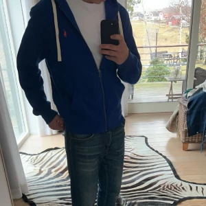 Snygg Ralph Lauren zip hoodie - Snygg Ralph Lauren zip hoodie i nästintill nyskick. Storlek medium.  Pris- 759 kr💫