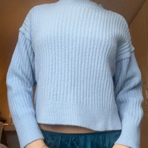 Blå Mysig Tröja - Supermysig tröja i sjukt skönt material. Från Urban Outfitters och endast använd ett fåtal gånger🥰 Strlk S men passar även XS