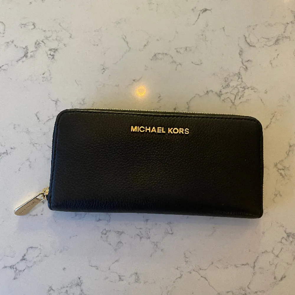 Hej! Säljer denna Michael kors plånbok (äkta)! Den är i fint skick, hör av dig för fler frågor 🫶🏻. Väskor.