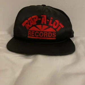 Supreme Keps! - Tja säljer denna snygga Supreme kepsen, Kepsen är i 7/10. Skick och har mycket kvar att ge! Nypris 1800-2000kr Mitt pris: 499, priset ej hugget i Sten, tveka inte vid frågor!