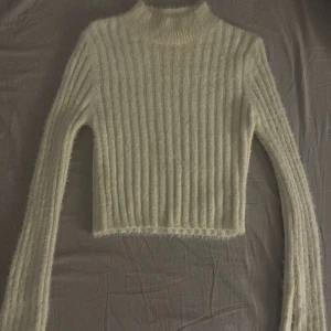 fin tröja! - jätte fin och gosig tröja!! lite kortare vid magen vilket blir skitsnyggt och har en liten slits längst ner på vardera arm, nästan helt oanvänd 💗 