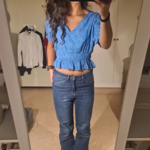 Blommig blus - Söt och sommrig blå blus i fint skick och som nyligen är köpt från bikbok för nypris på 80 kr. 💙