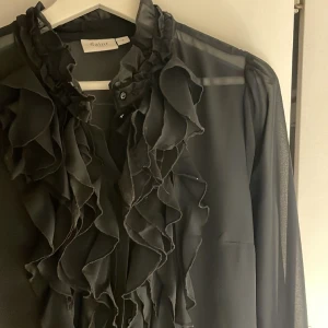 SNYGG klänning  - Riktigt snygg klänning ifrån Saint tropez, superfint skick, älskar detaljerna runt kragen. 