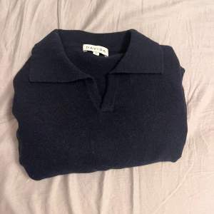 Säljer min riktigt snygga Davida cashmere tröja som jag tyvärr köpte fel storlek av så aldrig använd. 100% cashmere 