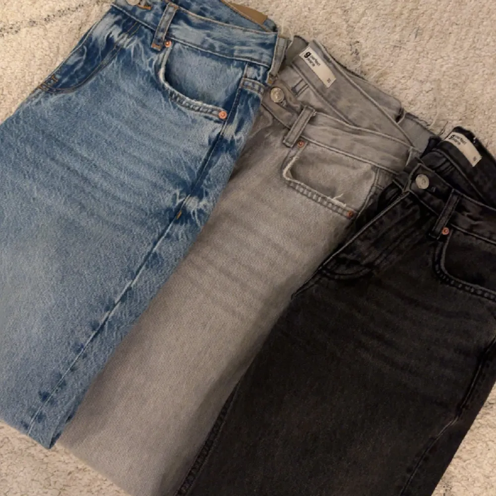 Fina jeans från GinaTricot ”low straight jeans” i blå, ljusgrå och mörkgrå. Använda men bra skick och avklippta, passar mig som är 165cm. 100kr styck eller 250kr för alla. 499kr/st nypris💞. Jeans & Byxor.