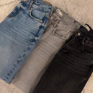 Fina jeans från GinaTricot ”low straight jeans” i blå, ljusgrå och mörkgrå. Använda men bra skick och avklippta, passar mig som är 165cm. 100kr styck eller 250kr för alla. 499kr/st nypris💞