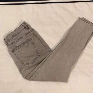 Tjena, säljer mina gråa slim fit jeans som är i storlek 28/32, vilket motsvarar S, aldrig använda, vid funderingar skriv DM😊💯