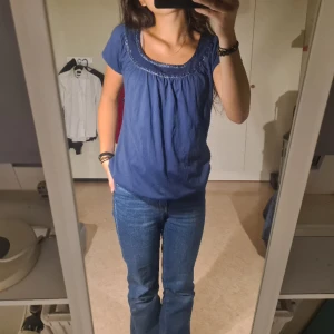 Marinblå blus - Jättefin blus med glittrig urringning, köpt secondhand och flitigt använd med noll defekter. 🤩❣️40 kr + frakt.