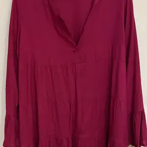 New S.Oliver tunic, without tag, never used. Viskos 100%. Size 16 (UK).It looks good with jeans or leggings.