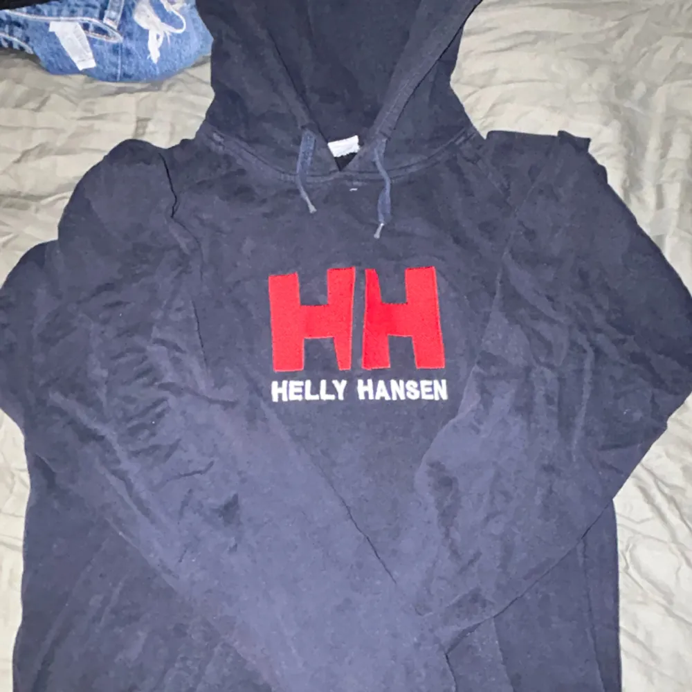 Superskön och supersnygg Helly Hansen hoodie! Minns ej när jag köpte, men andvänt ett par gånger!🩷 Original pris: ca. 400-700kr. Hoodies.