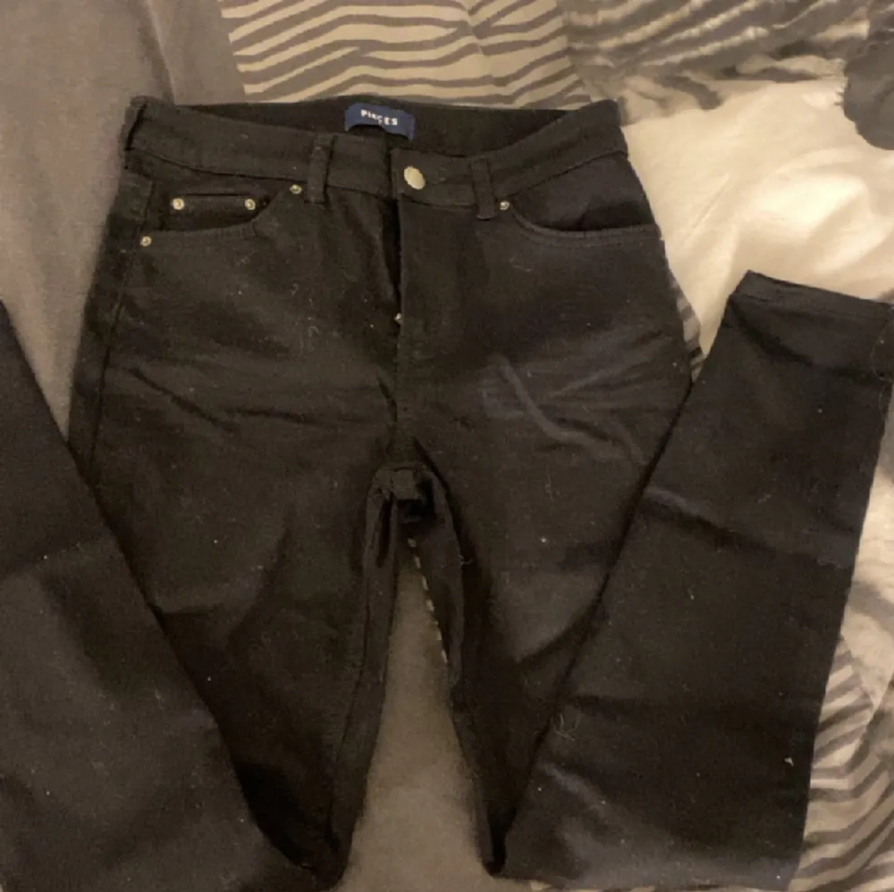 Svarta skinny jeans ifrån pieces. Lite dammiga på bilderna då de legat länge i garderoben, kommer tvättas innan jag postar!. Jeans & Byxor.