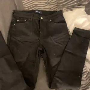 Svarta skinny jeans ifrån pieces. Lite dammiga på bilderna då de legat länge i garderoben, kommer tvättas innan jag postar!