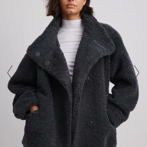 Teddyjacka  - Slutsåld teddyjacka från nakd. Storlek 36. Helt oanvänd med lappen kvar, köpt för 900 kr🤗