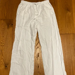 Berska linnebyxor  - Linnebyxor Inga fläckar  St : M Lite korta för mig som är 178 Köparen står för frakt
