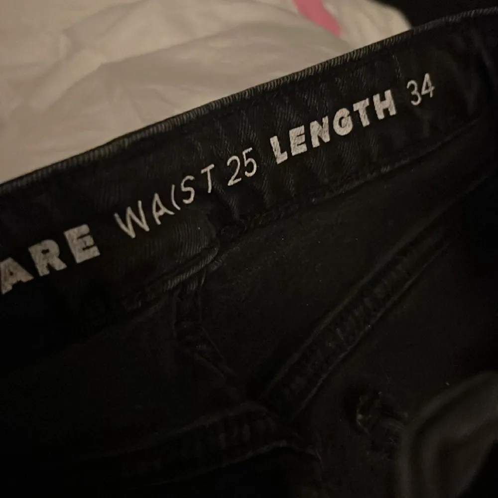 Skit snygga utsvängda jeans från bikbok! Oanvända❤️ Midja: 25 Längd: 34 Säljer då de ej passar💕 Orginalpris: 699 kr. Jeans & Byxor.