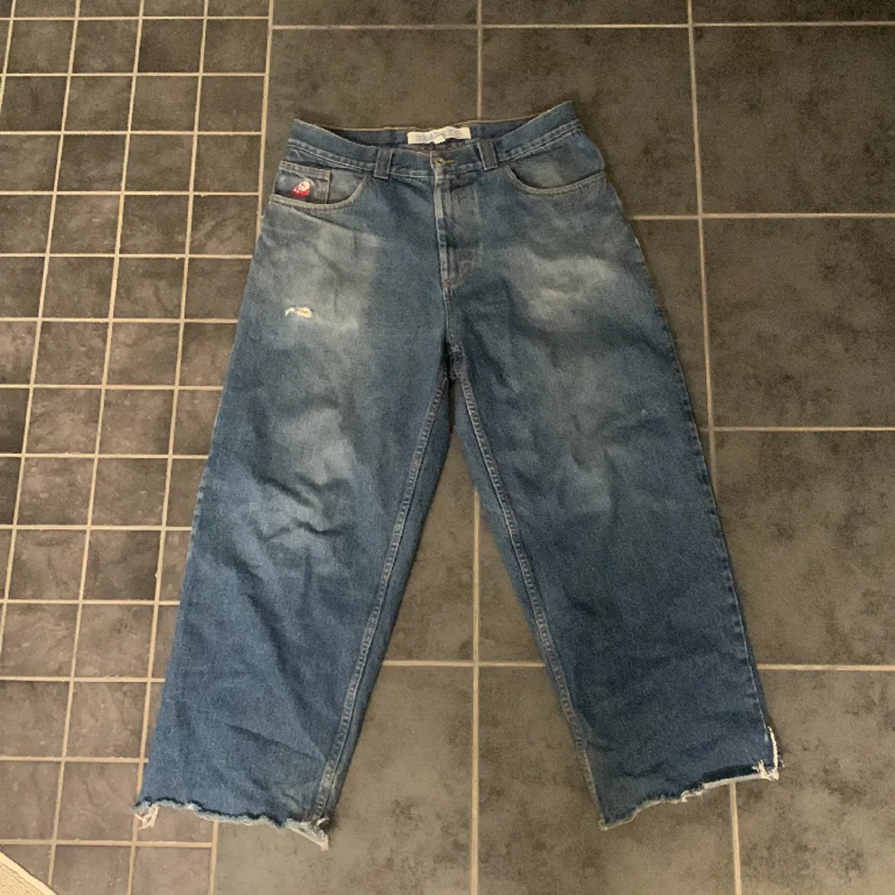Gamla big boys som inte kommer till användning. Klippta men har en unik passform  . Jeans & Byxor.