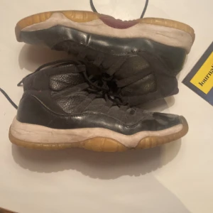 Säljer Jordan 11  - Lite slitna men inga stora påverkande skador  Bra kvalitet i läder  Nypris ca 1500-2000 Ingen box eller kvitto tyvärr 🙁